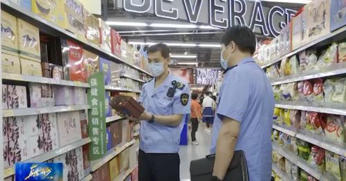 对于预包装食品 要看一下产品的包装是否有破损 是否标明了生产日期